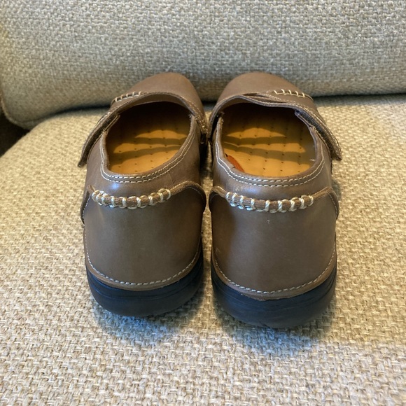 Unstructured Clarks 7.5 brown Mary Jane - Picture 3 of 10